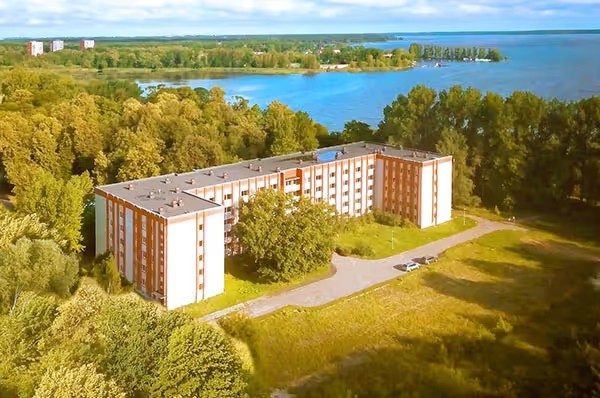 EzeraMāja hosteļa ēka no putna lidojuma